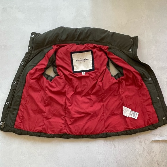 Lot of 2 : Abercrombie Puffer Vest and Chloe & Cyrus Sweater, Size M - Picture 4 of 13